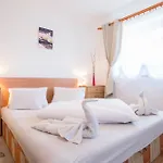 Toldi Panzio Hotell